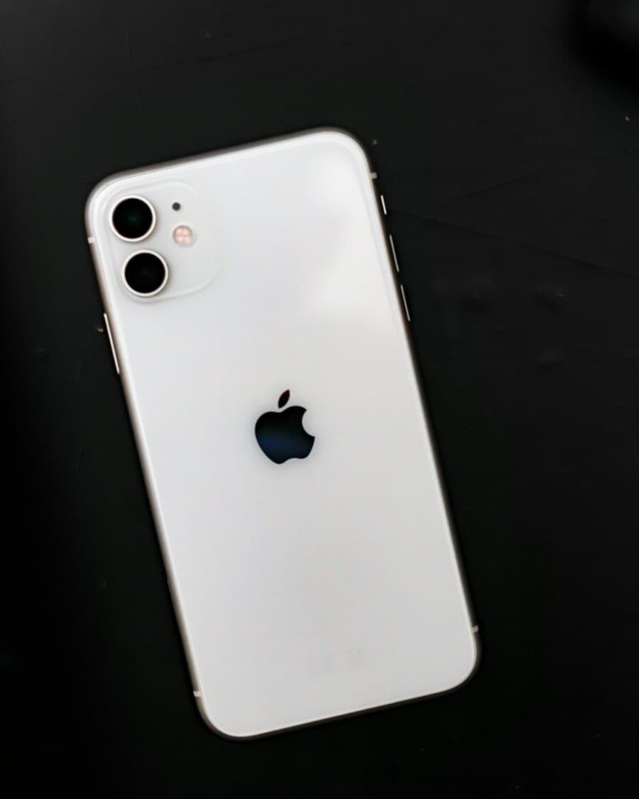 Weißes iPhone mit Dual-Kamera auf dunklem Hintergrund