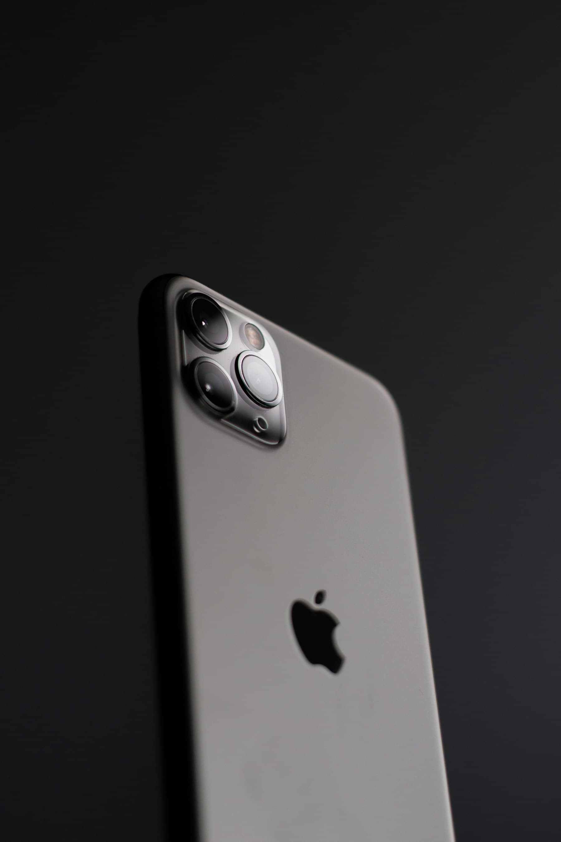 Detailansicht eines silbernen Apple iPhone Pro mit Dreifachkamera